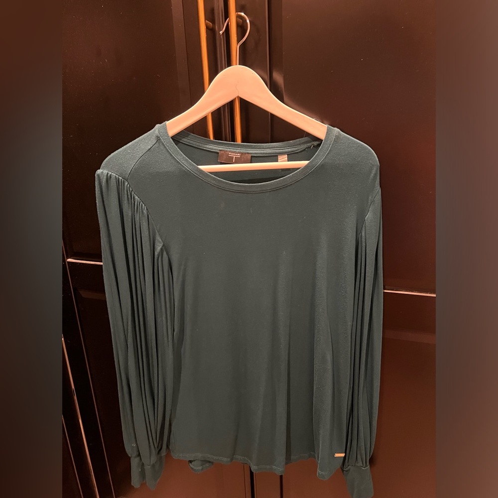 Tahari Emerald Green fancy shirt, the perfect top for any occasion!!
